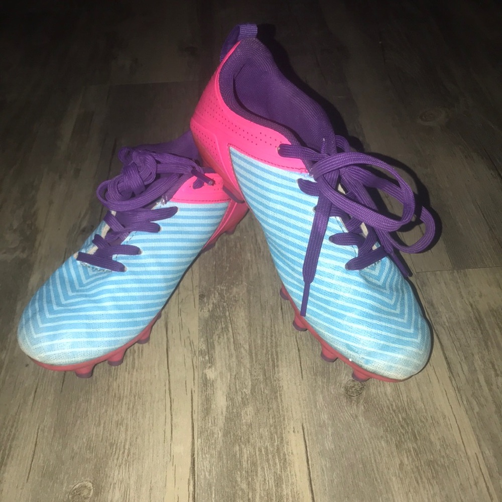 Girls soccer cleats. Size 2 Good condition!